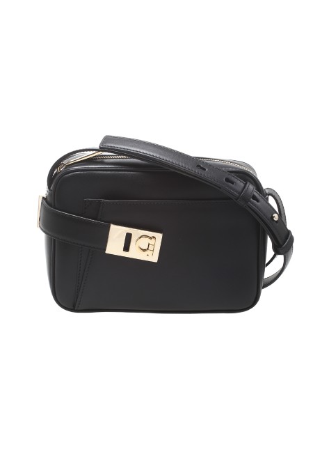 Shop SALVATORE FERRAGAMO  Borsa: Salvatore Ferragamo camera case (S).
Tasca con soffietto frontale e nastro con fibbia.
Gancini sul lato. Realizzata in vitello liscio.
Zip in chiusura e interno completato da doppia fessura per carte o documenti. 
La tracolla regolabile permette di modulare lo styling a piacere.
Altezza 13 CM, lunghezza 24 CM, profondità 7 CM.
Composizione: 100% pelle.
Made in Italy.. 216292 ARCHIVE-769547